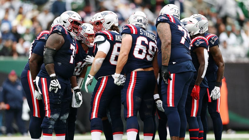 patriots stave off jets comeback to win 15th straight game against new york