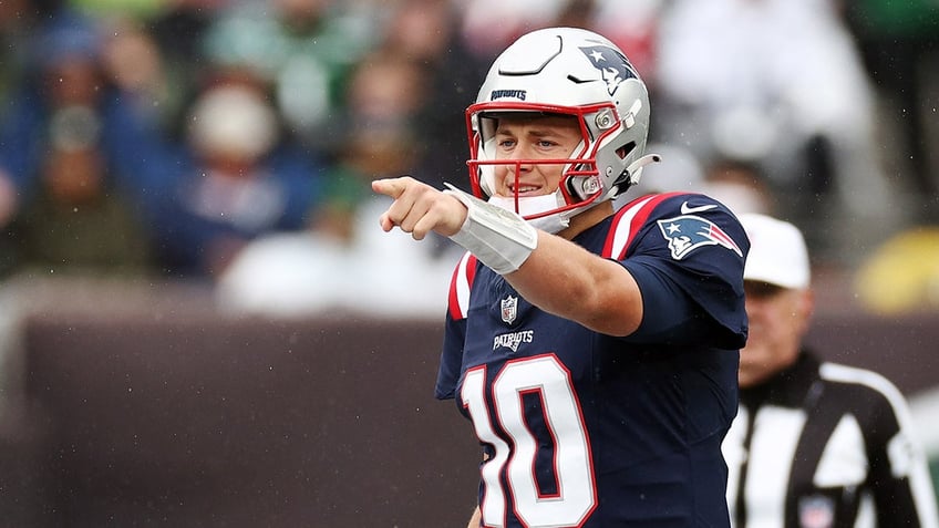 patriots stave off jets comeback to win 15th straight game against new york