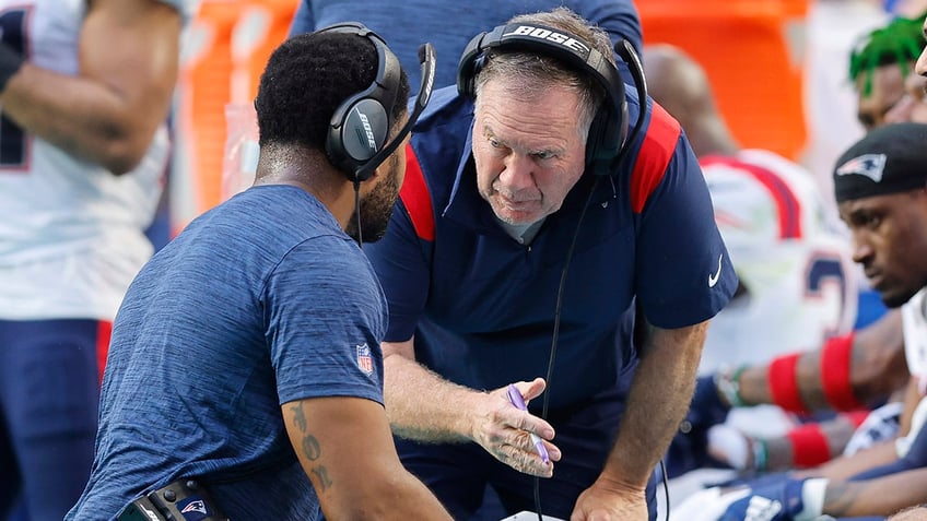 Jerod Mayo speaks to Bill Belichick on the sidelines