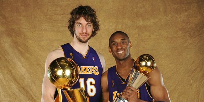 pau gasol recalls bond with kobe bryant in emotional hall of fame speech elevated my game like no other