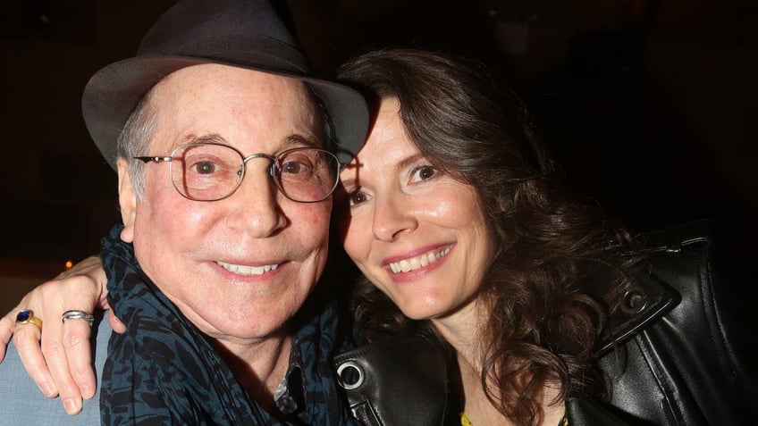 A photo of Paul Simon and wife Edie Brickell