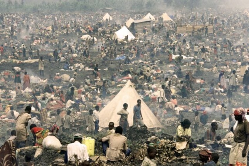 Tens of thousands of Rwandan refugees pack into a makeshift camp just north Goma on July