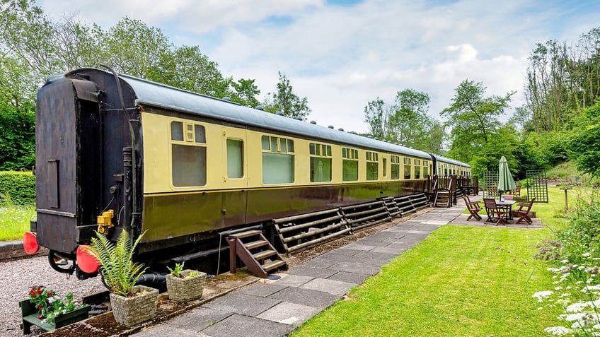 Railway carriage house