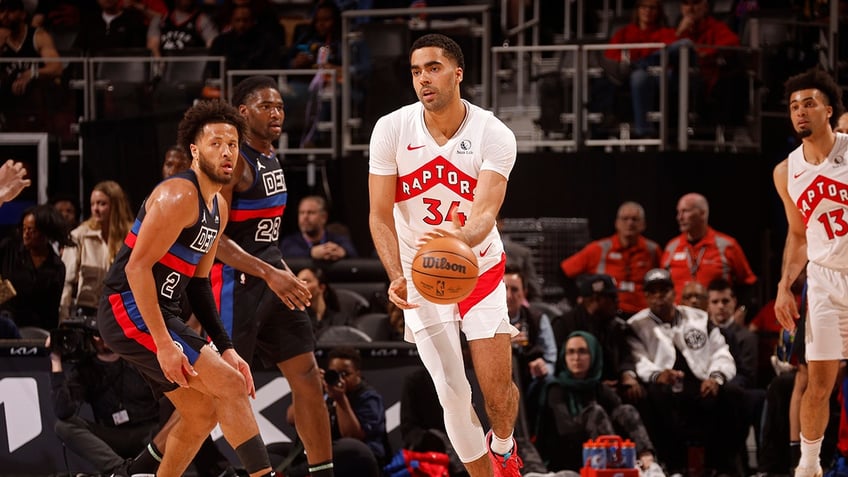 Jontay Porter passes ball