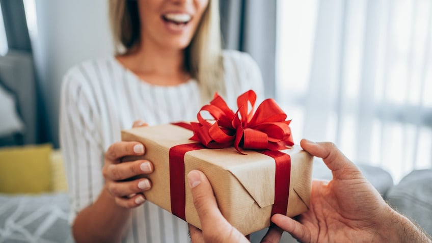 From traditional gifts to creative ones and clever date night ideas, you’ll find the perfect gift without breaking the bank. 