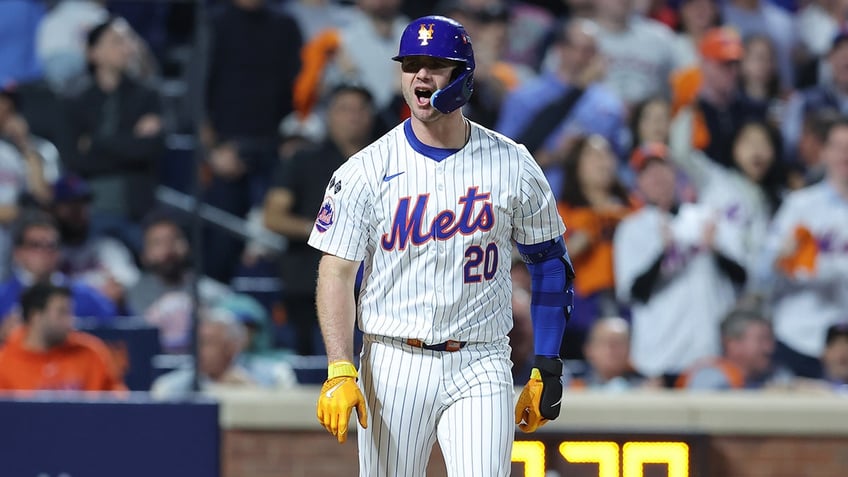 Pete Alonso celebrates a Hr