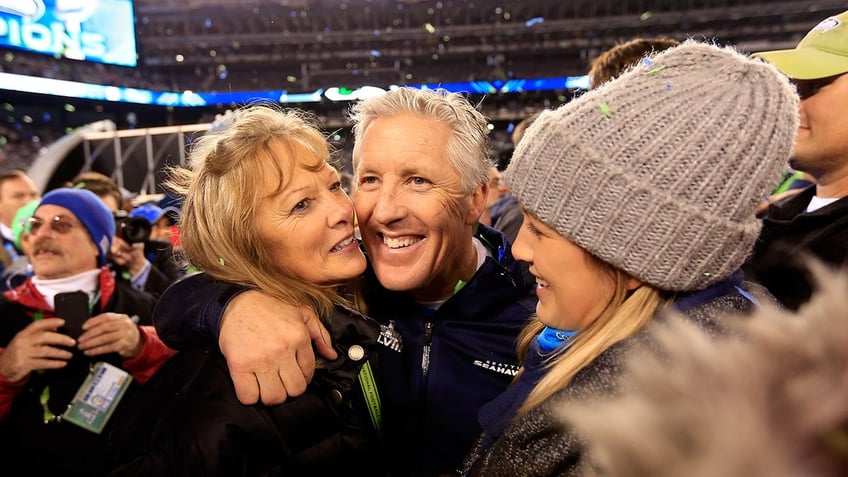 Pete Carroll celebrates Super Bowl victory with wife, Glena