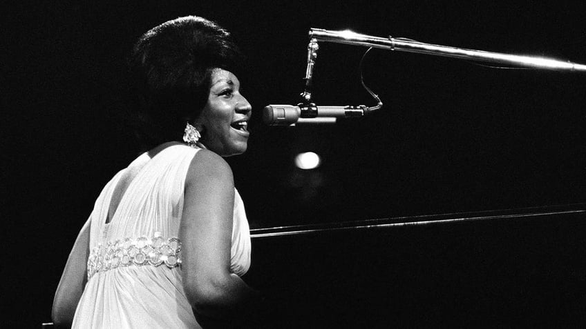 Aretha Franklin playing the piano in 1968