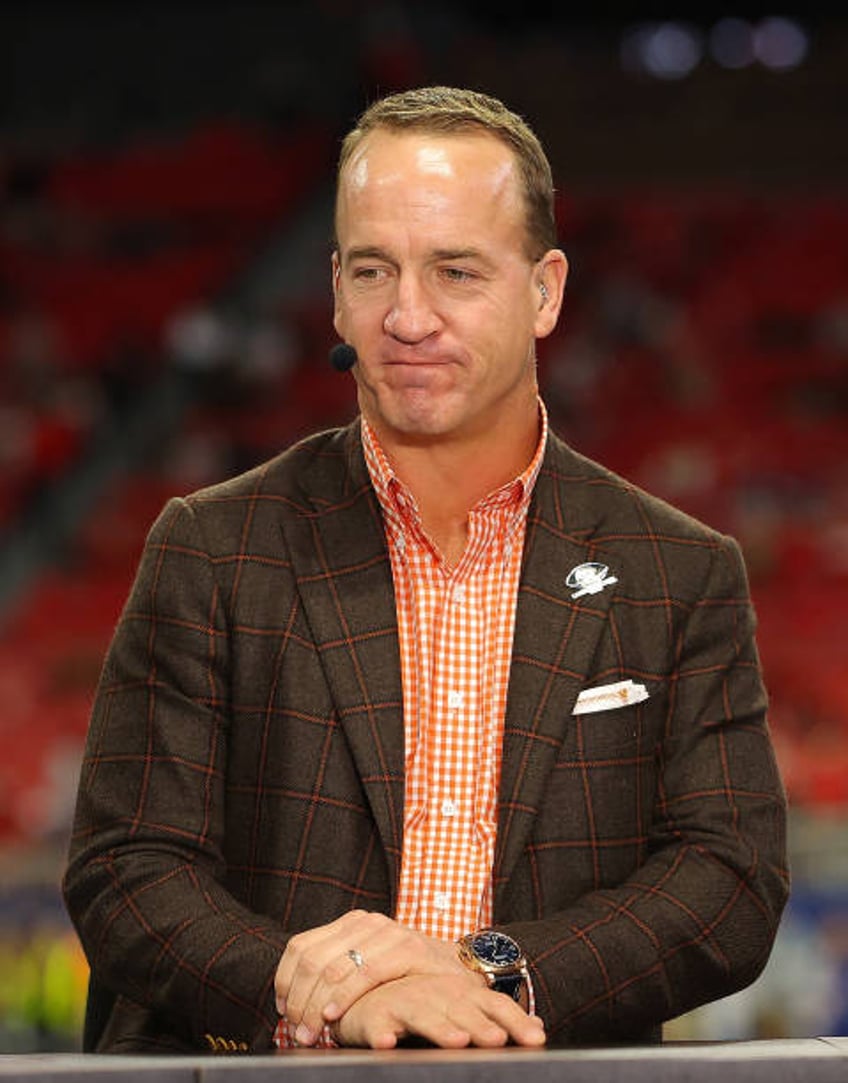 peyton manning cant find any qbs for season 2 of netflix series quarterbacks