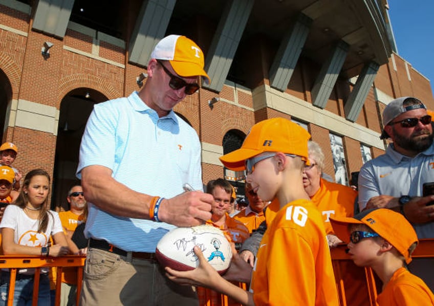 peyton manning to teach communications course at tennessee