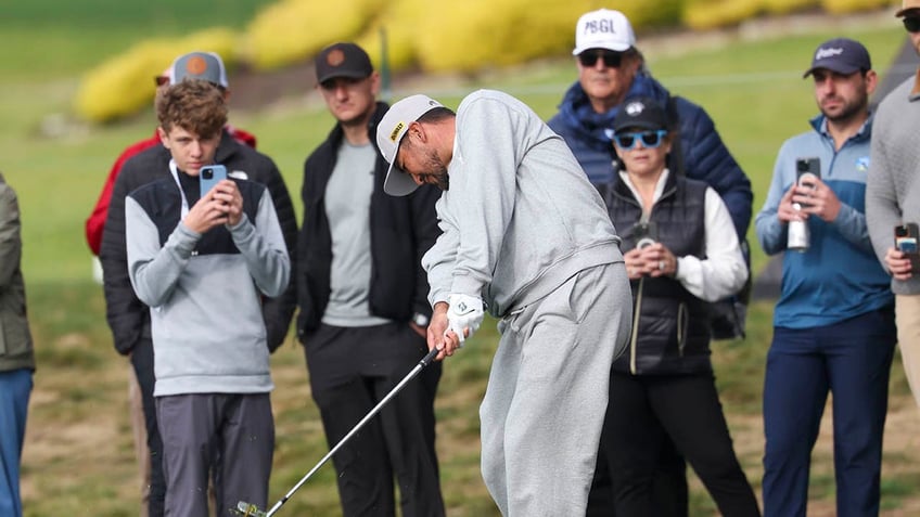 Jason Day swinging