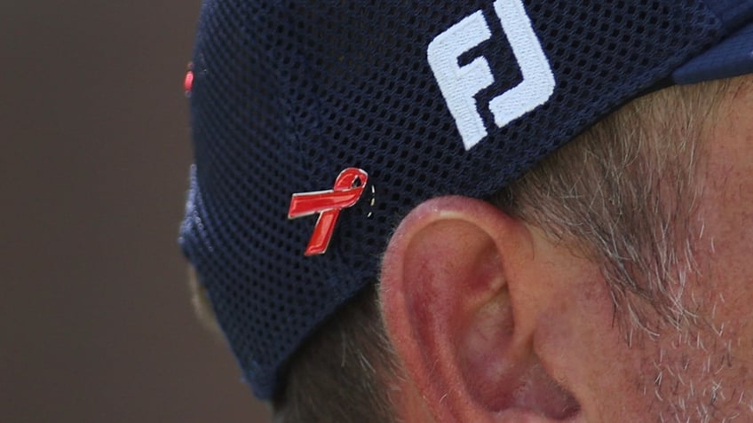 Webb Simpson wears ribbon on hat for Grayson Murray
