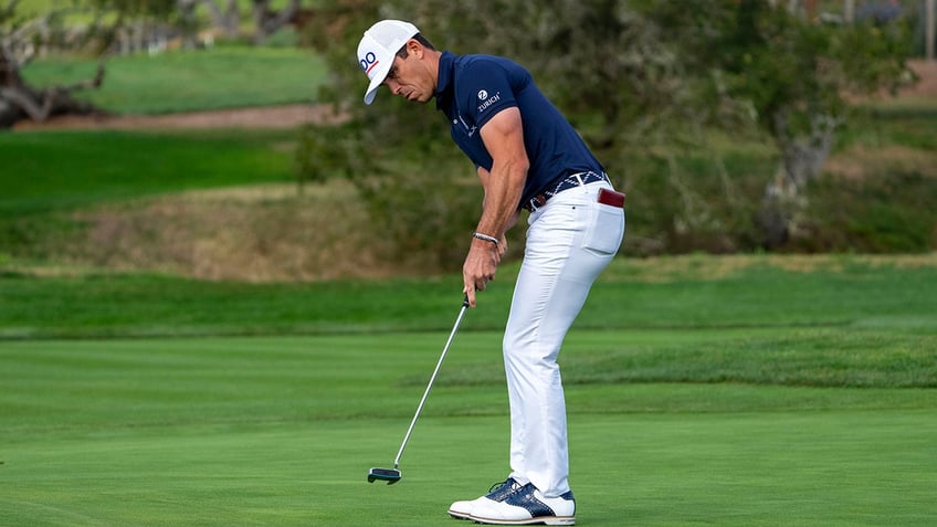 Billy Horschel putts