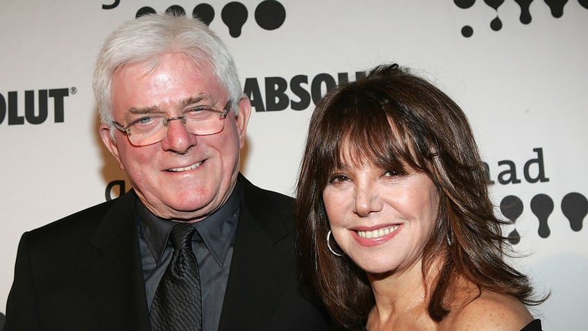 Phil Donahue and Marlo Thomas posing on the red carpet together