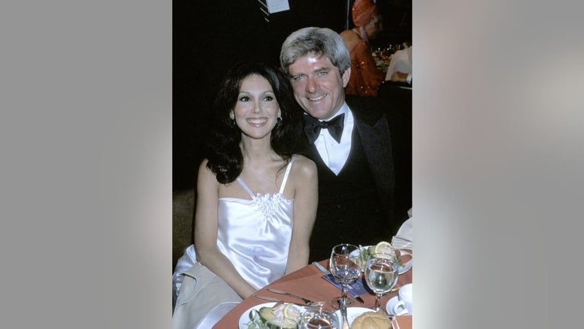 Marlo Thomas and Phil Donahue sitting together