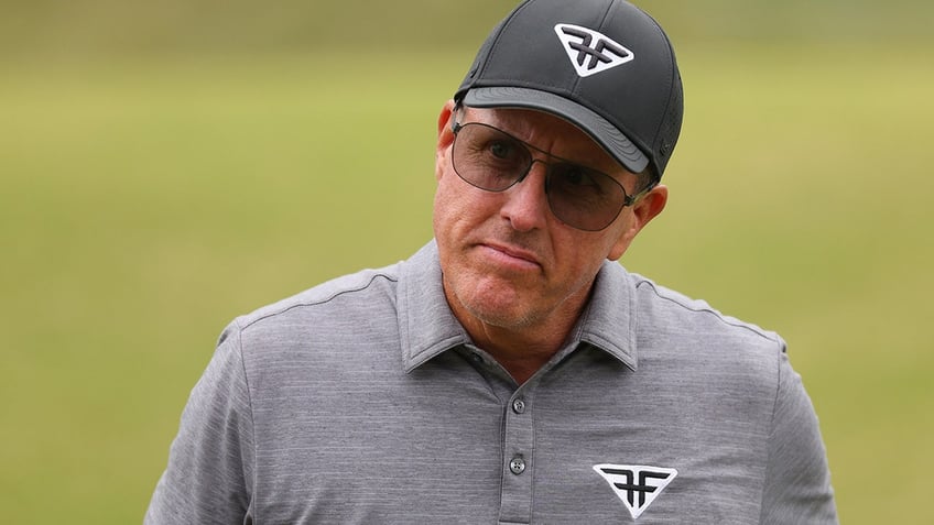 phil mickelson shares gambling addiction story to warn bettors during football season i was so distracted
