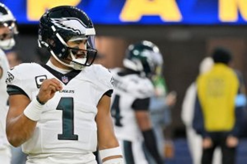 Phila. Eagles quarterback Jalen Hurts returns to practice before playoff game vs. Packers