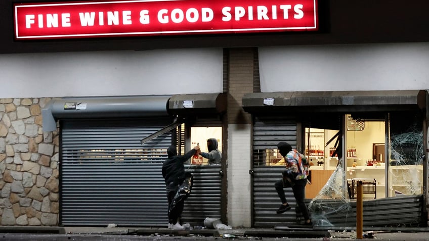 philadelphia liquor stores ordered to shut down after massive looting spree