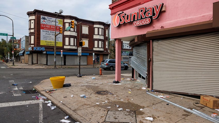 philadelphia looting dozens arrested after mobs ransack multiple retail stores