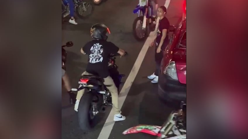 philadelphia police looking for biker seen kicking in cars windshield during altercation with driver video