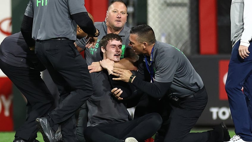 phillies bullpen relishes fan getting leveled by security following big win