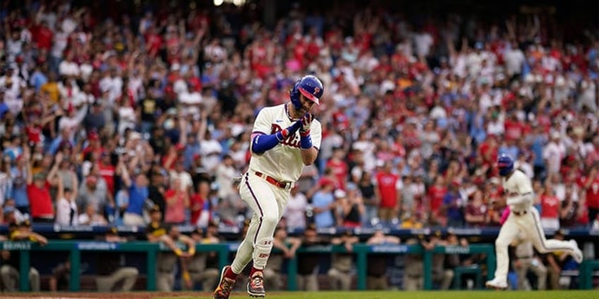 phillies kyle schwarber delivers walk off in win over padres