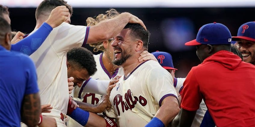 phillies kyle schwarber delivers walk off in win over padres