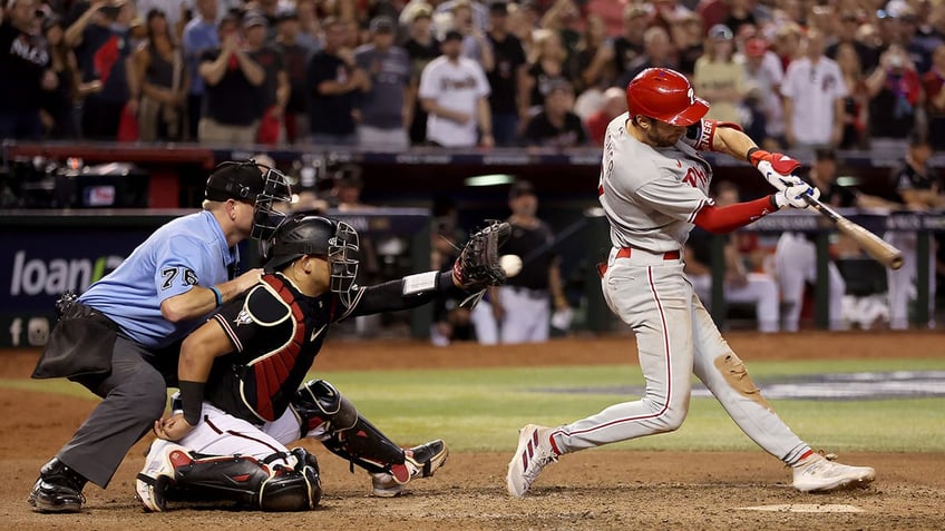 phillies meltdown in the 8th inning diamondbacks rally to bring nlcs to tie