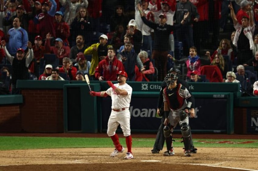 phillies pound diamondbacks to take series lead