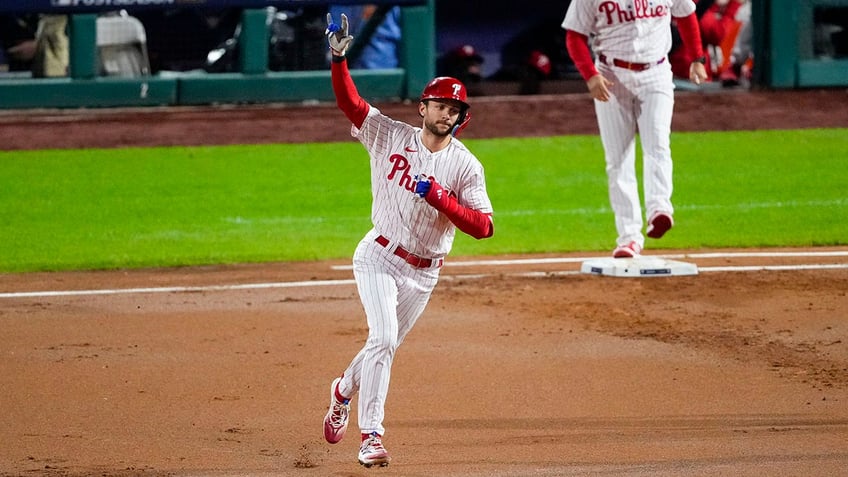 phillies power past dbacks in nlcs game 2 behind kyle schwarber homers aaron nola pitching