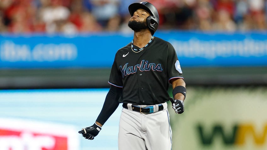 phillies rout marlins behind jt realmuto bryson stott homers to win wild card series