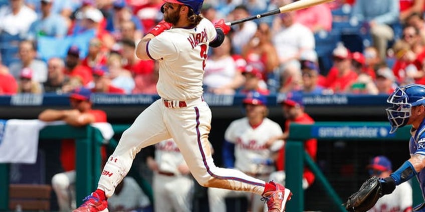 phillies star bryce harper helps reunite young fan with family