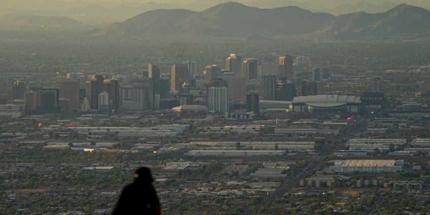 phoenix welcomes respite from record breaking 31 day heatwave as monsoon rains arrive