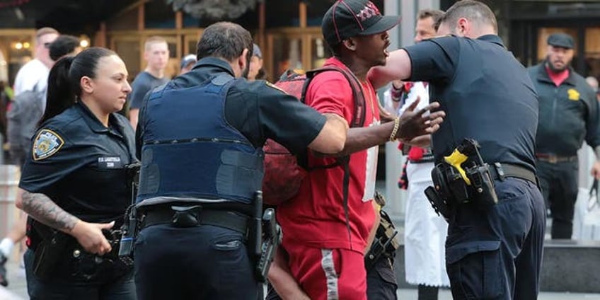 photographer recalls shocking moment knife wielding man crept up behind times square band in viral photo