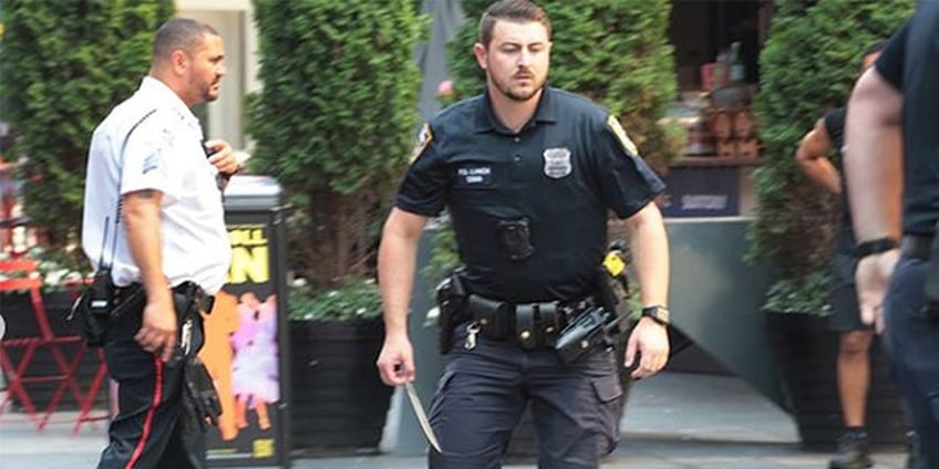 photographer recalls shocking moment knife wielding man crept up behind times square band in viral photo