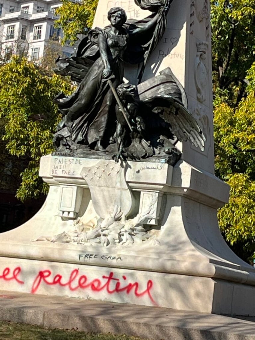 photos anti israel protesters desecrate monuments to american revolution near white house death to the usa