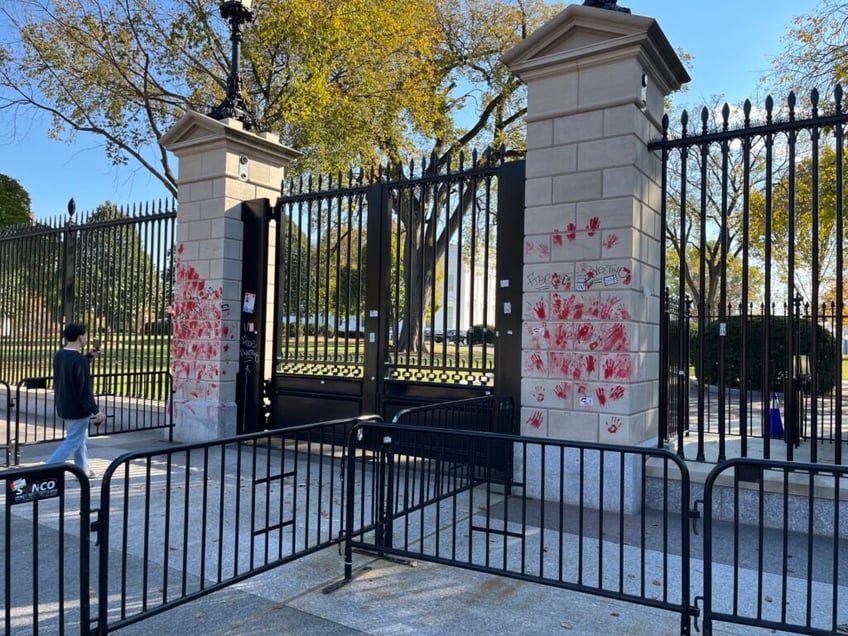 photos anti israel protesters desecrate monuments to american revolution near white house death to the usa