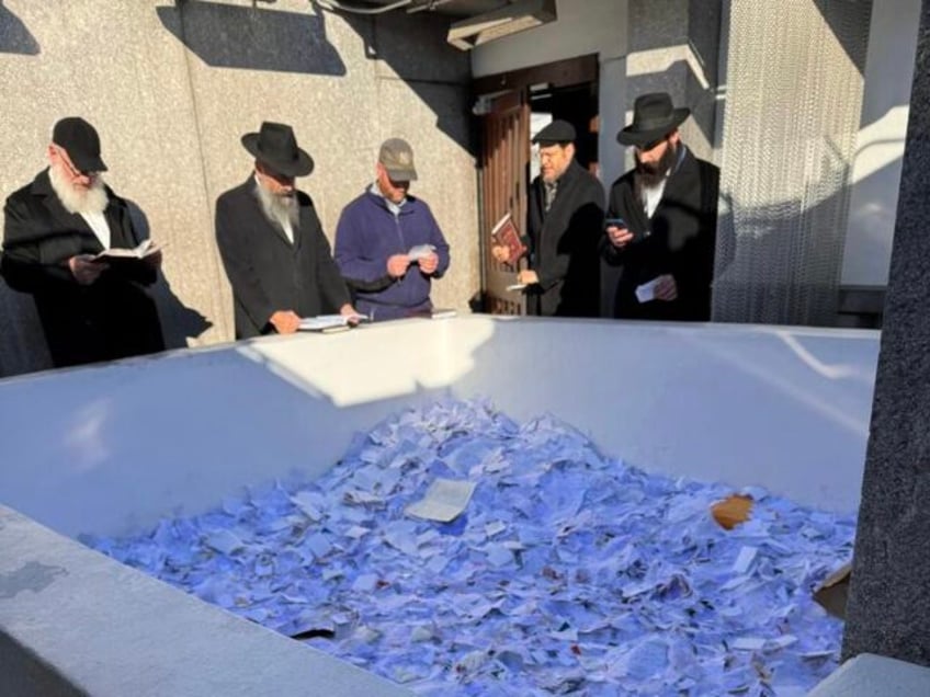 photos argentinas javier milei visits the ohel gravesite of lubavitcher rebbe before meeting us officials