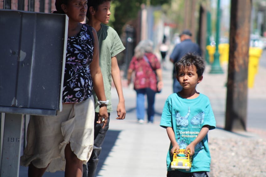 Julieta and two of her children on streets of El Paso  (Randy Clark/Breitbart Texas)
