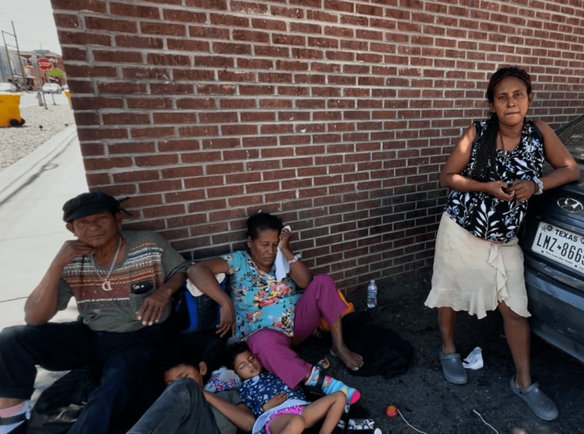 Migrant Julieta and her family. (Randy Clark/Breitbart Texas)