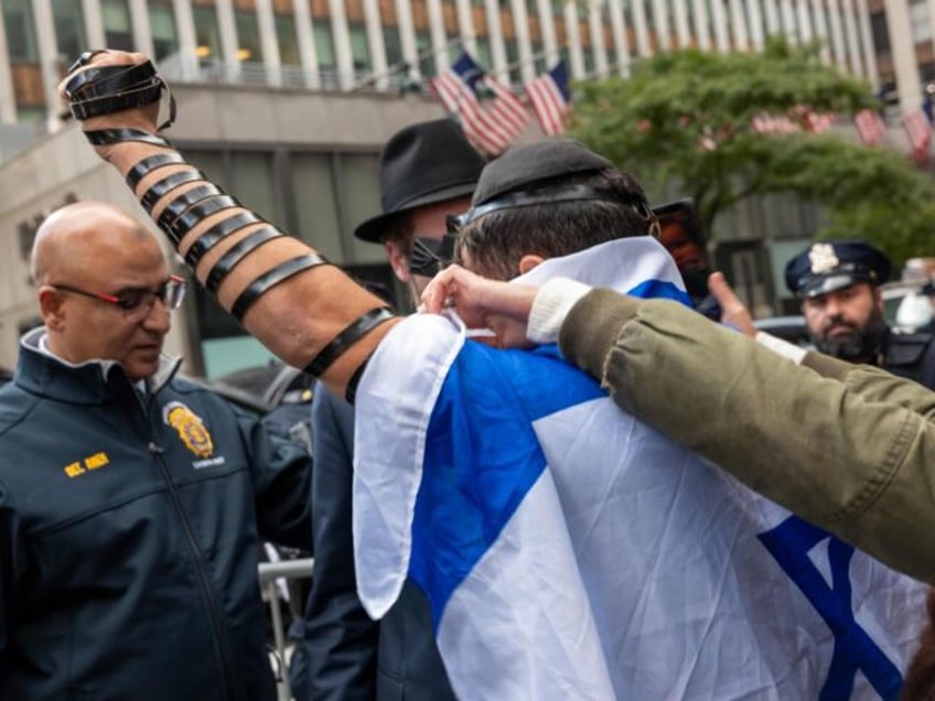 photos fierce israeli counter protest confronts pro hamas rally in new york