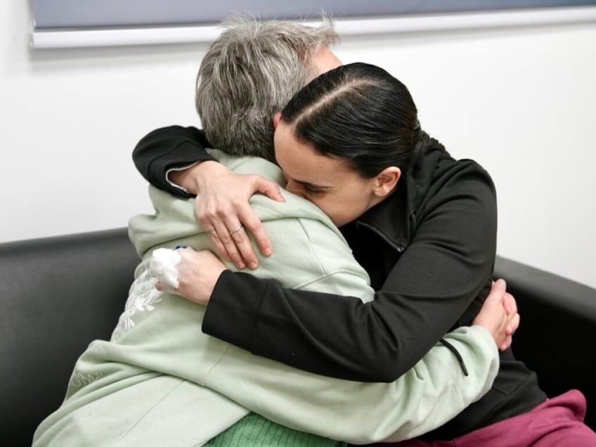 photos first images of israeli hostages reuniting with families