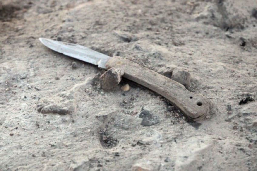 Knife left by migrants near Arizona border wall. (Randy Clark/Breitbart Texas)