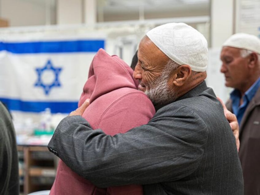 photos muslim israeli arab family greets freed relatives