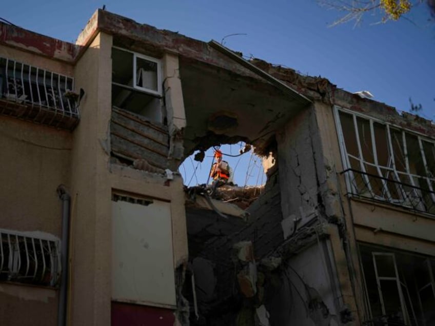 photos palestinian rocket hits apartment building near tel aviv