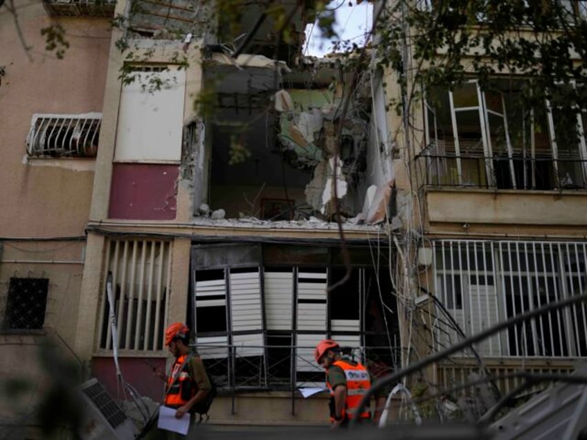 photos palestinian rocket hits apartment building near tel aviv