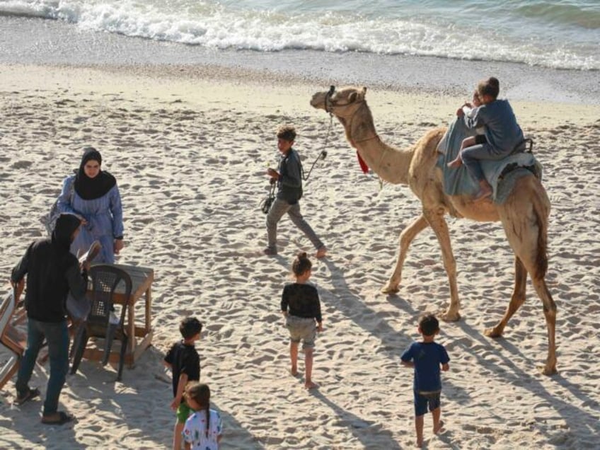 photos palestinians hit the beach in gaza