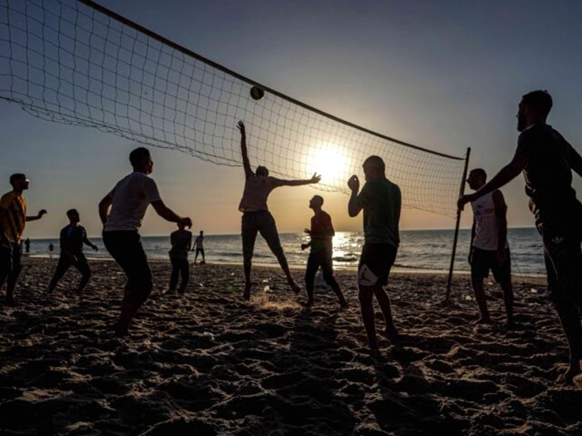 photos palestinians hit the beach in gaza