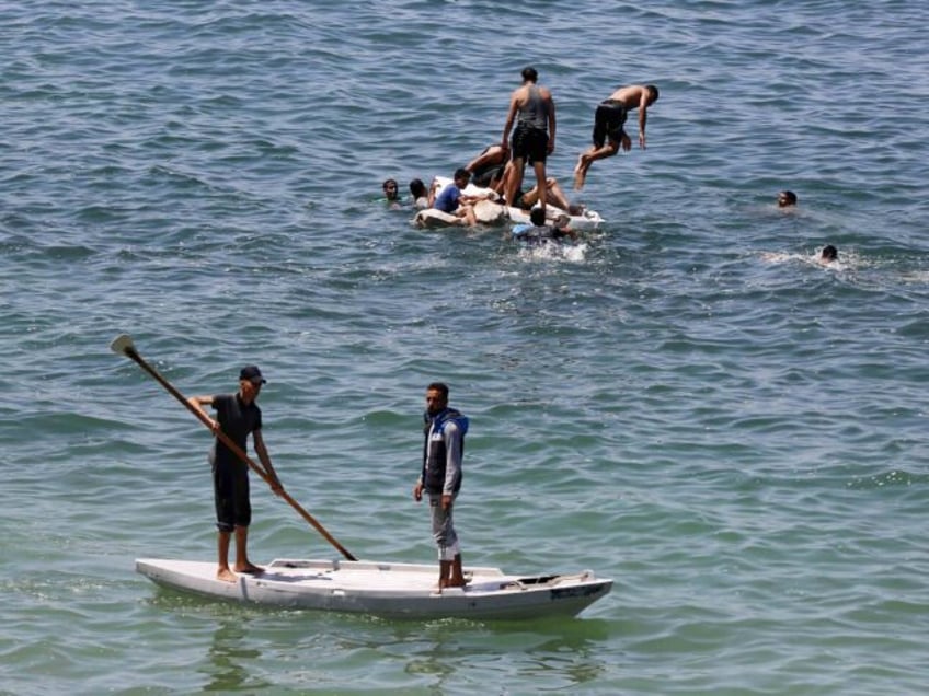photos palestinians hit the beach in gaza
