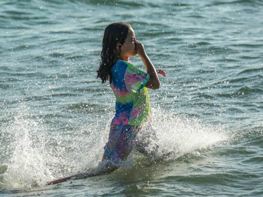 photos palestinians hit the beach in gaza